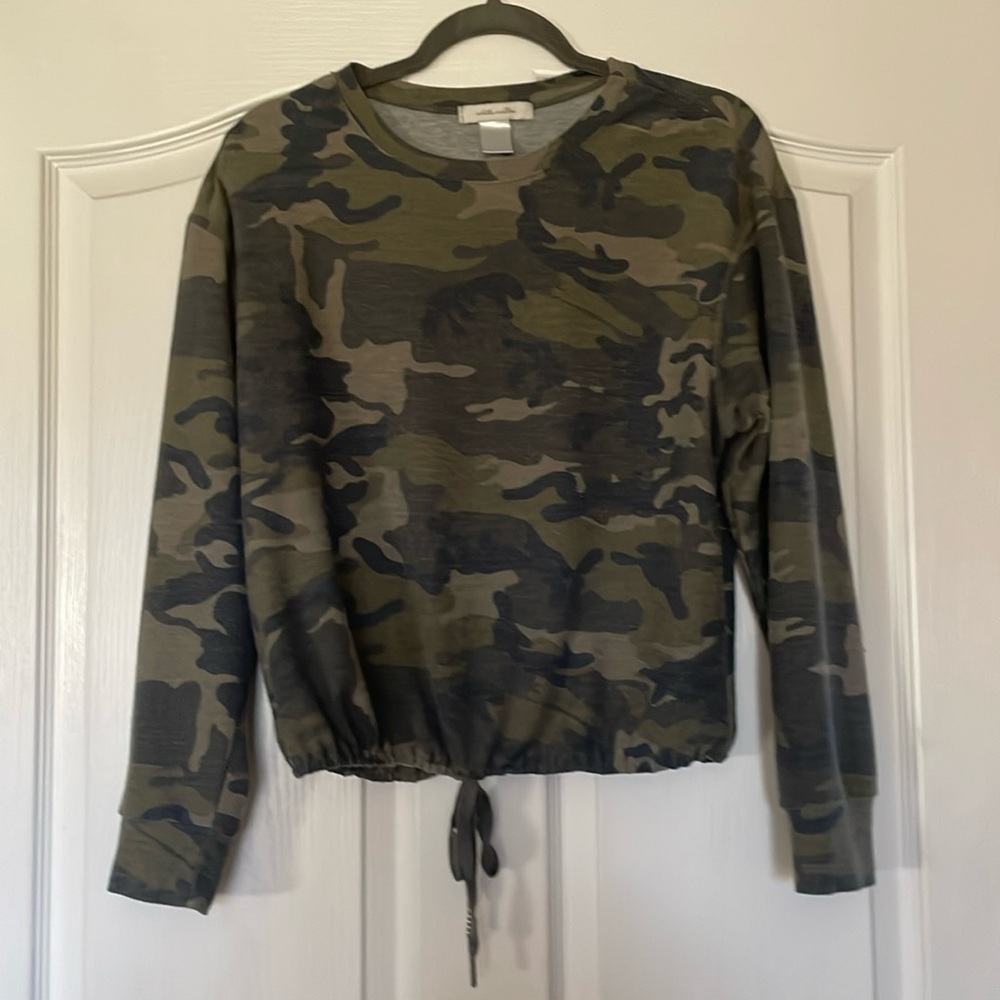 White Willow cropped camo long sleeve-fair condition - cute distressed look